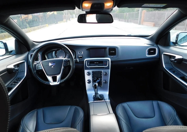Volvo V60 cena 53333 przebieg: 196000, rok produkcji 2018 z Kowalewo Pomorskie małe 326